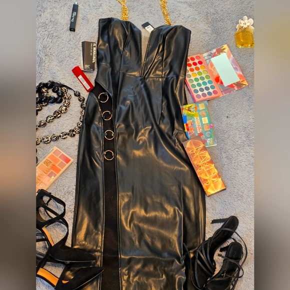 Black dress with gold rings on open leg side. Size Medium & Large. - Picture 5 of 6